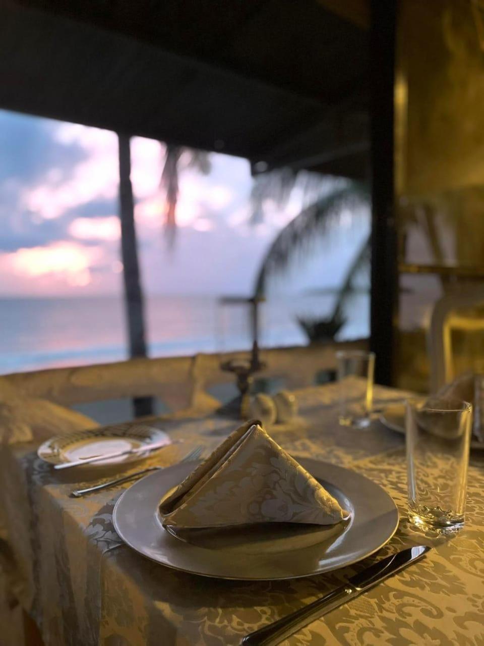 Sunbloom Beachfront Hotel And Restaurant Zambales Sinabacan Экстерьер фото