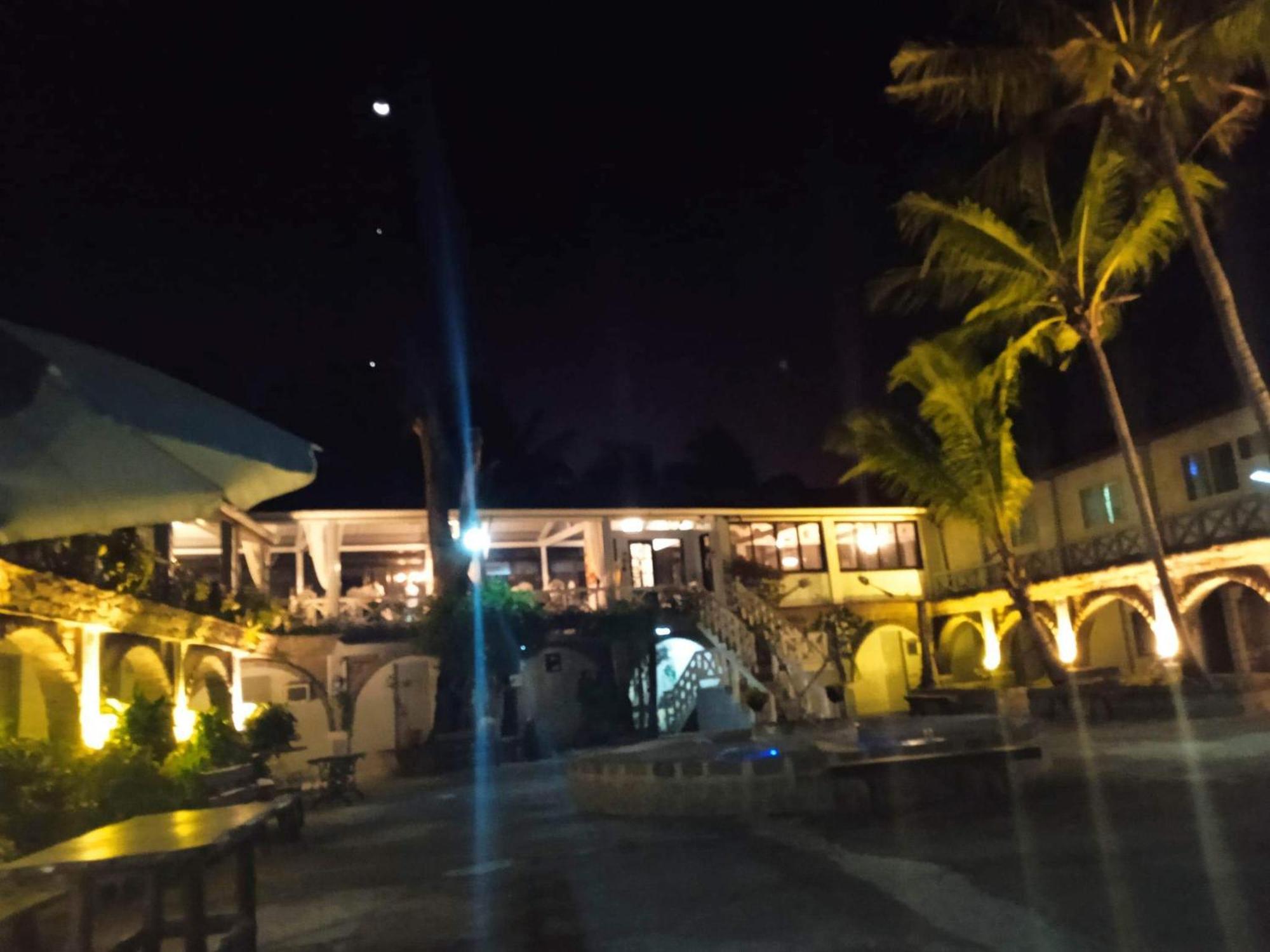 Sunbloom Beachfront Hotel And Restaurant Zambales Sinabacan Номер фото