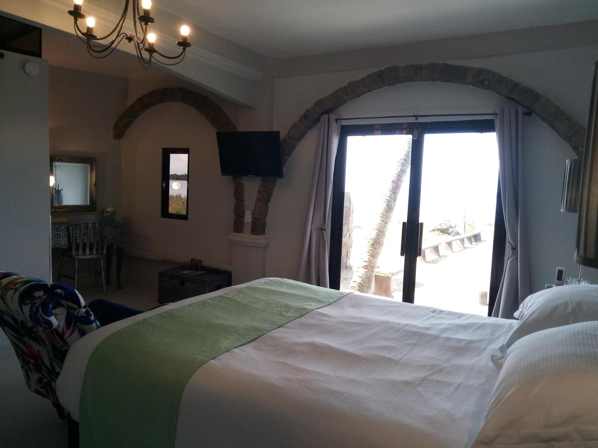 Sunbloom Beachfront Hotel And Restaurant Zambales Sinabacan Номер фото